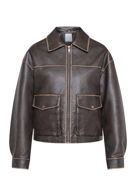 Sisters Point Loro Jakki