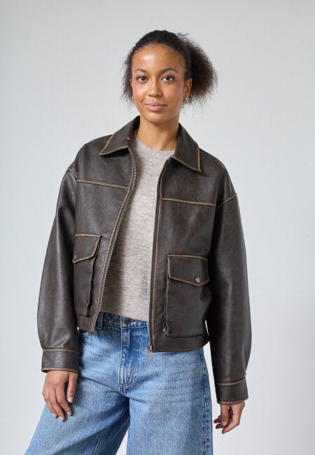 Sisters Point Loro Jakki