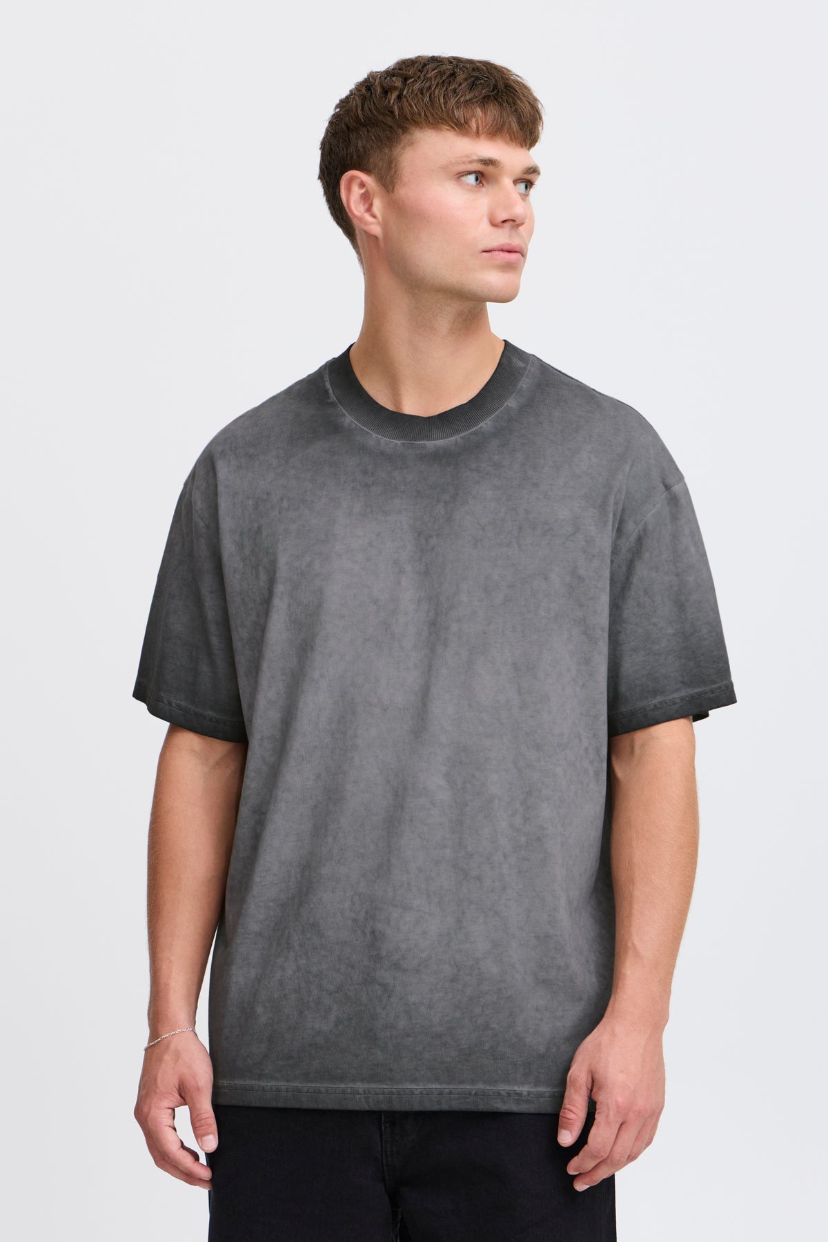 Solid Nivan Tee