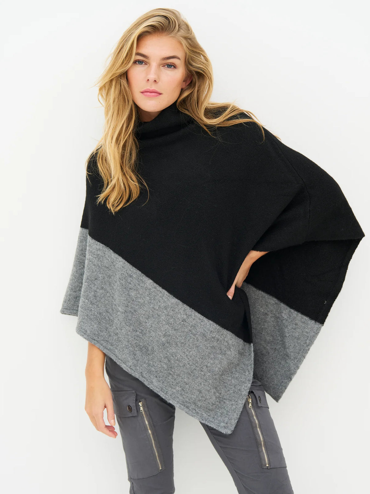 NÜ EVE PONCHO KNIT