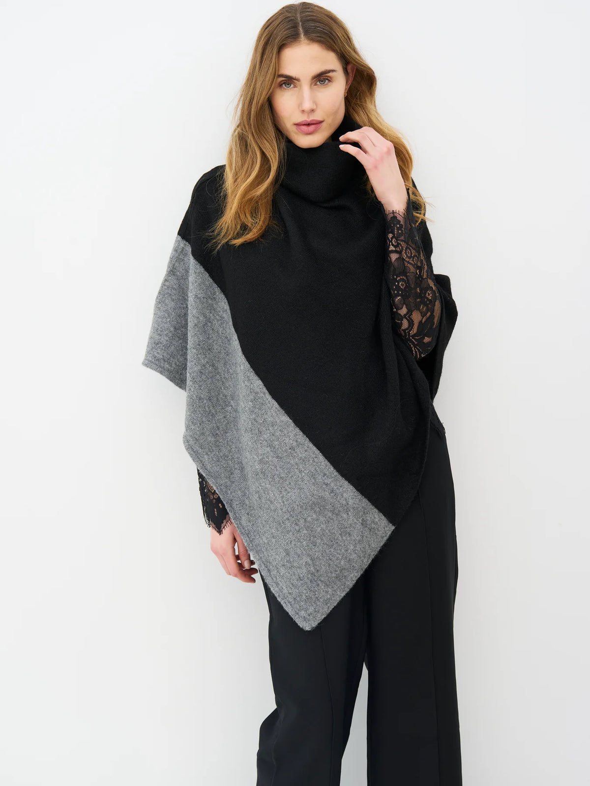NÜ EVE PONCHO KNIT