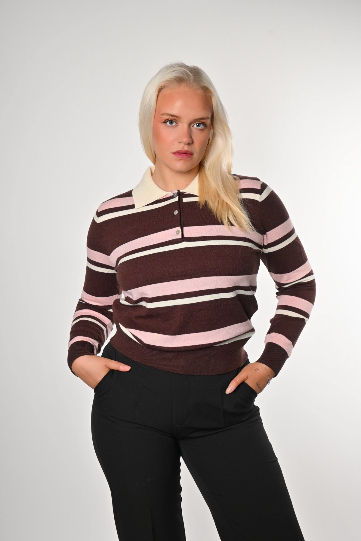 Hneppt röndótt peysa