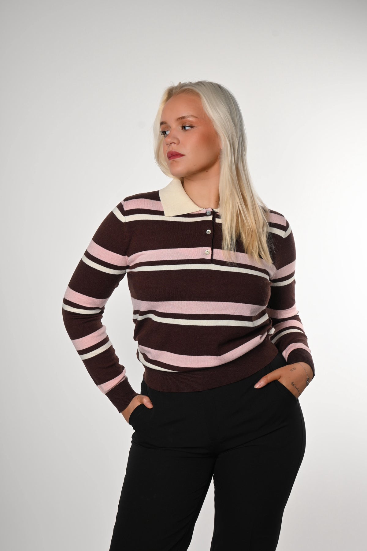 Hneppt röndótt peysa