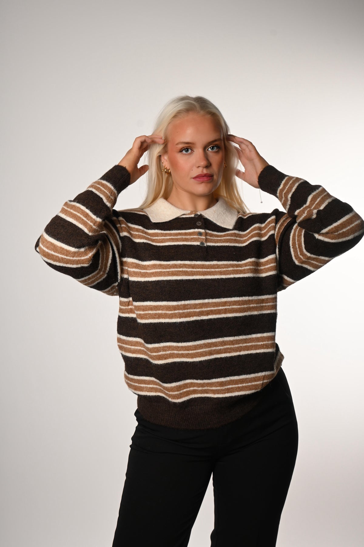 Röndótt hneppt peysa