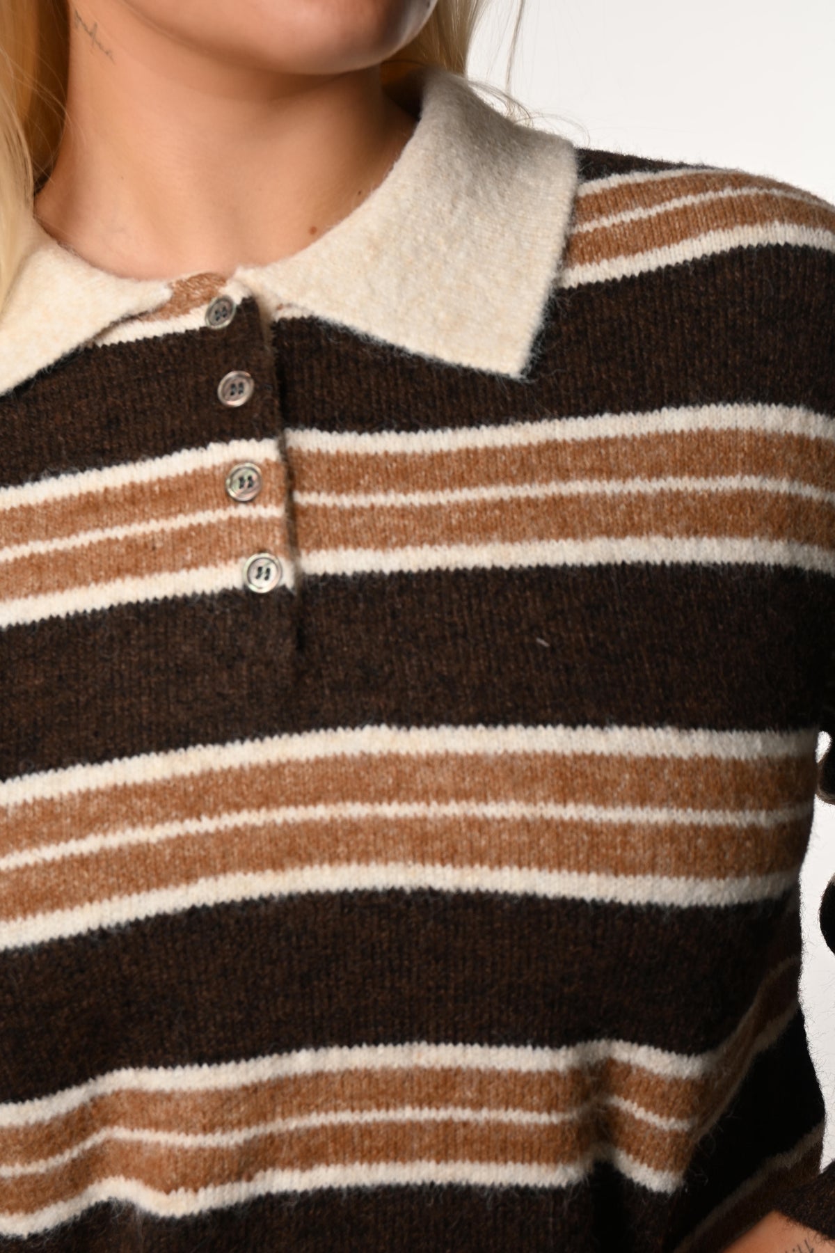 Röndótt hneppt peysa