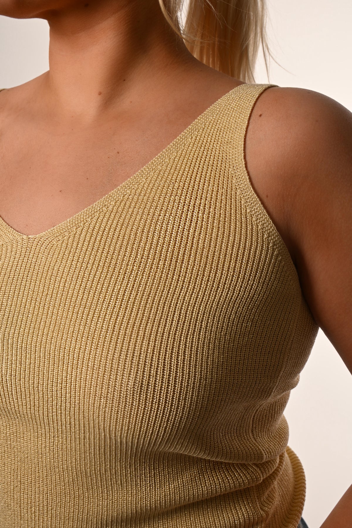 Toppur með glimmerþræði