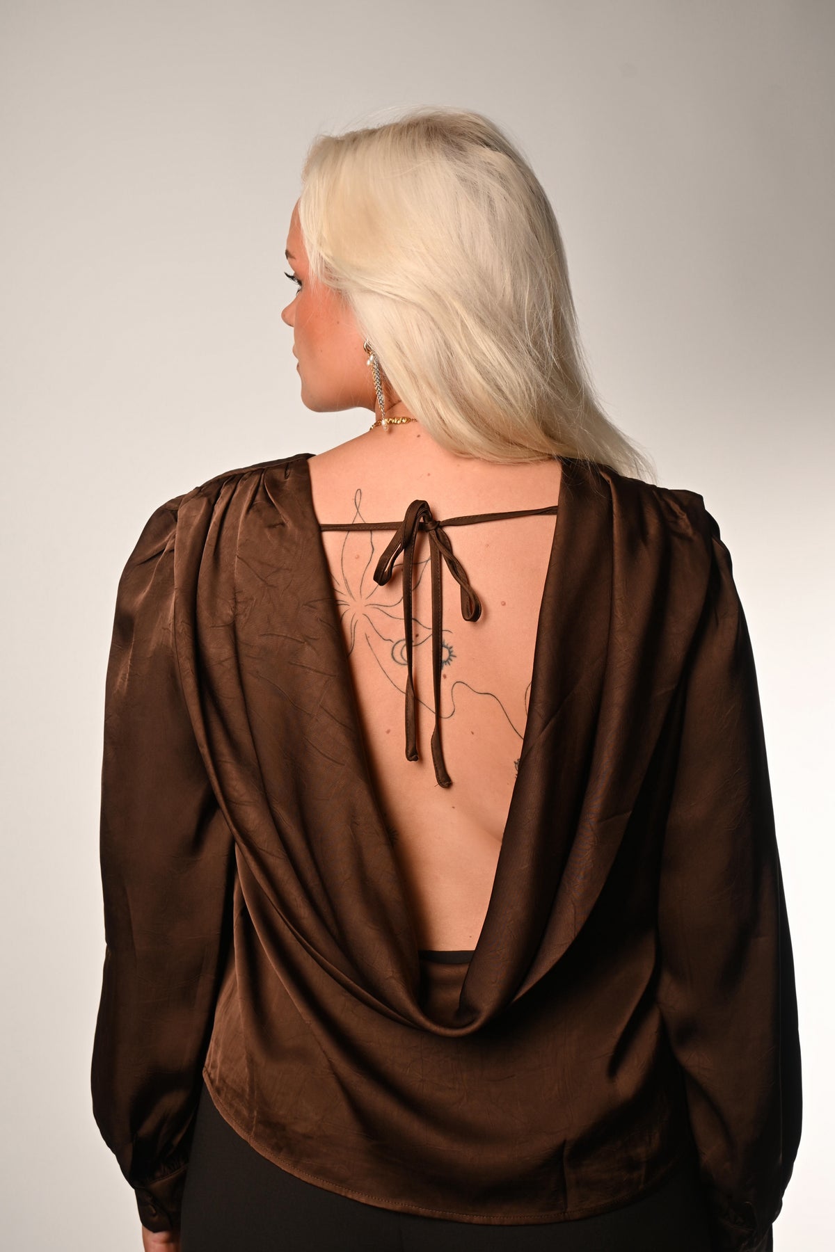 Open Back Blússa