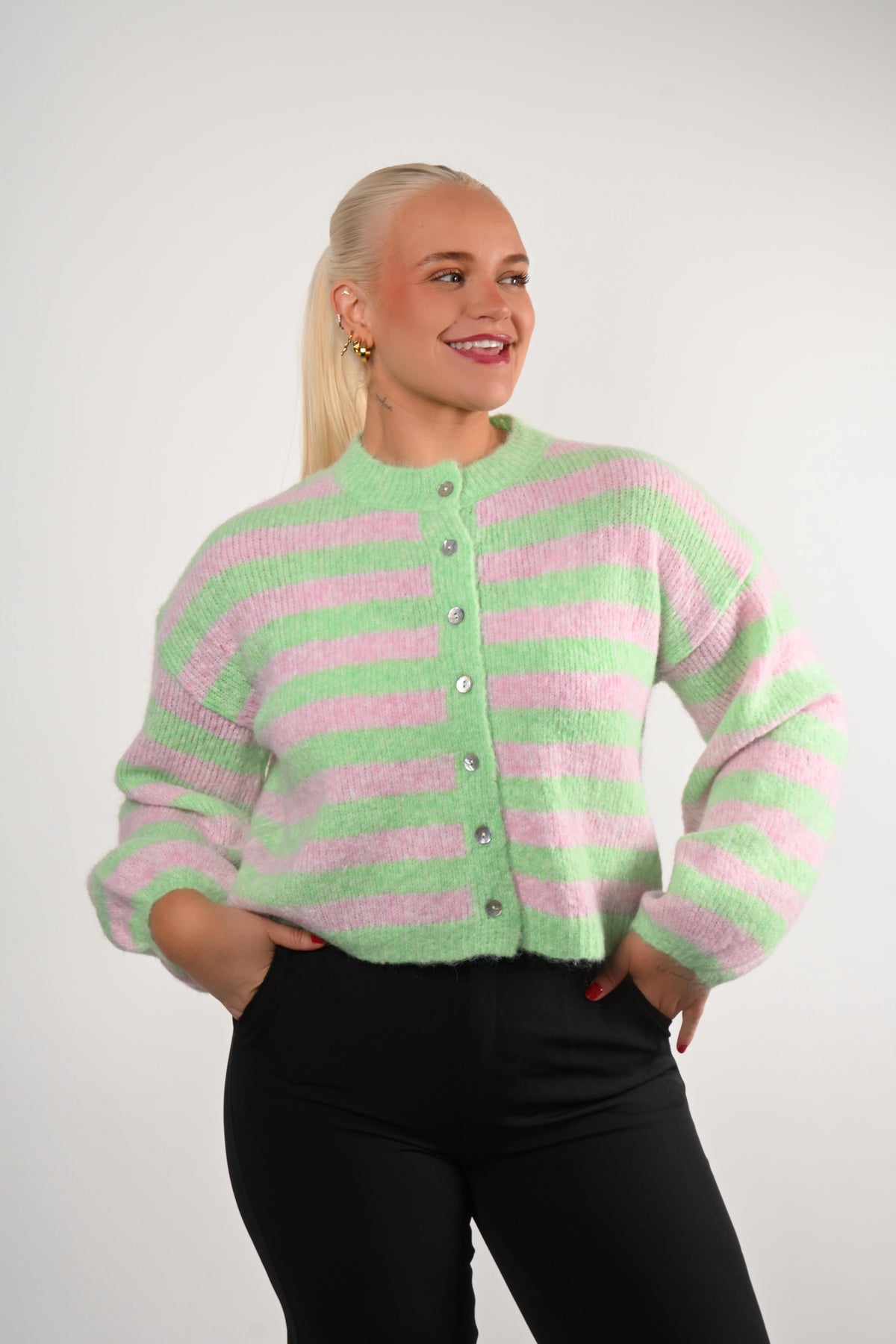 Röndótt Hneppt Peysa