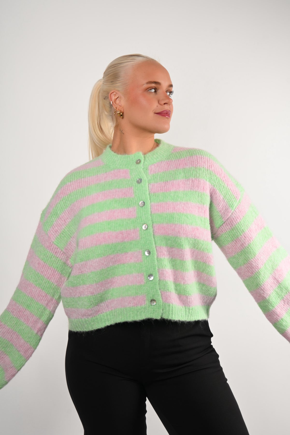 Röndótt Hneppt Peysa