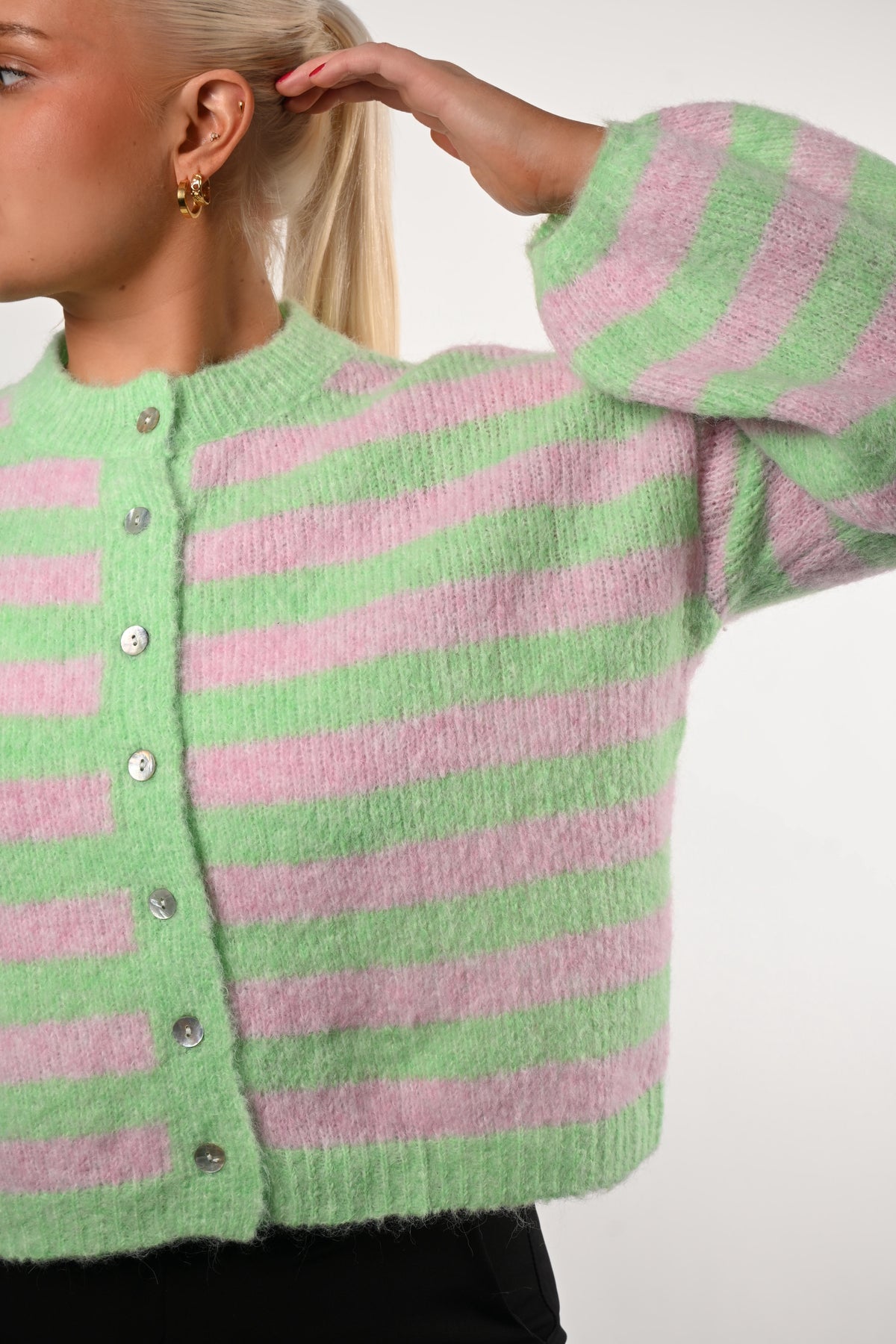 Röndótt Hneppt Peysa