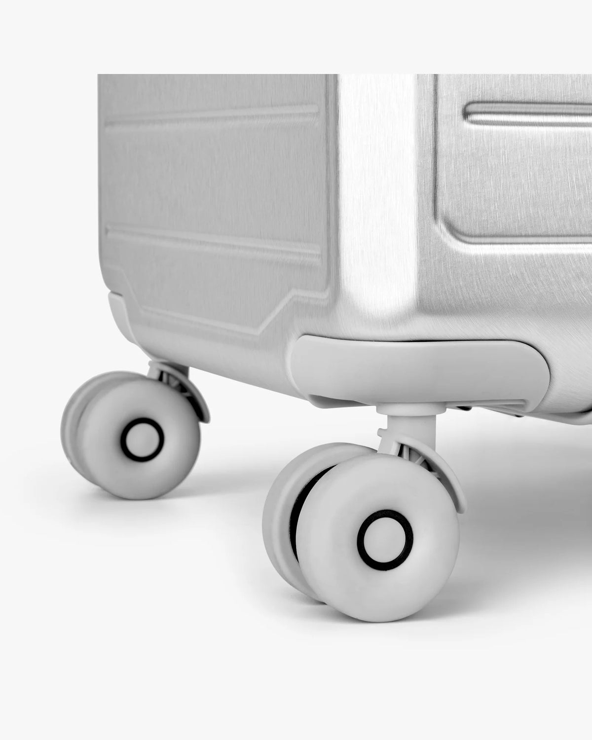 DAY-ET Medium 24" Silver Trunk Suitcase